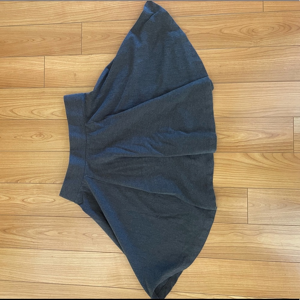 Size: 4 from H&M! Great condition & super comfortable!